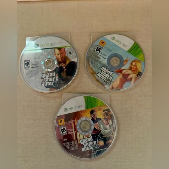 XBOX 360 Grand Theft Auto V and VI - in protective cases - Picture 1 of 7